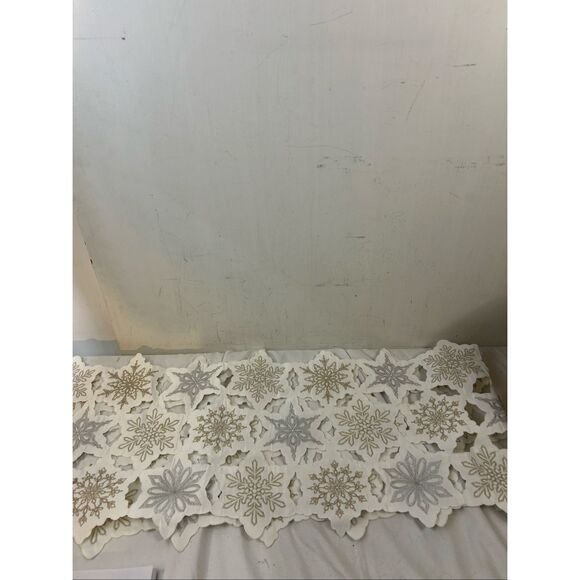 Snowflake table runner white gold silver 12x24x2 nwot‎ - Picture 2 of 7